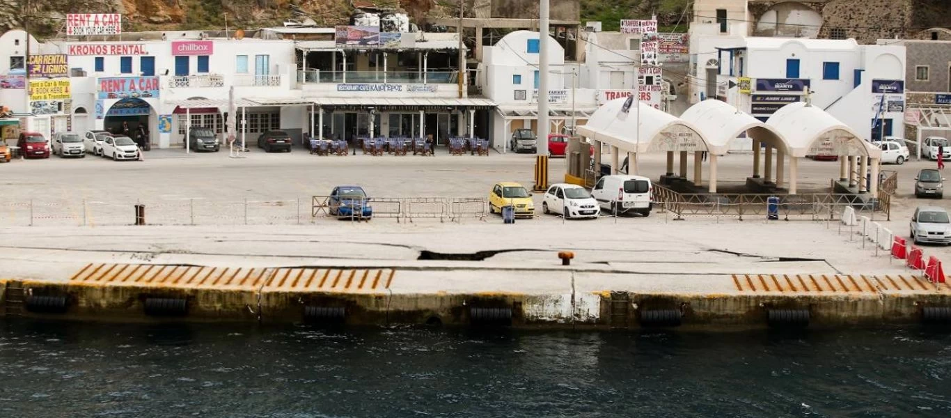 Πλημμύρισε η Σαντορίνη - Οικογένεια απεγκλωβίστηκε από το παράθυρο (βίντεο)